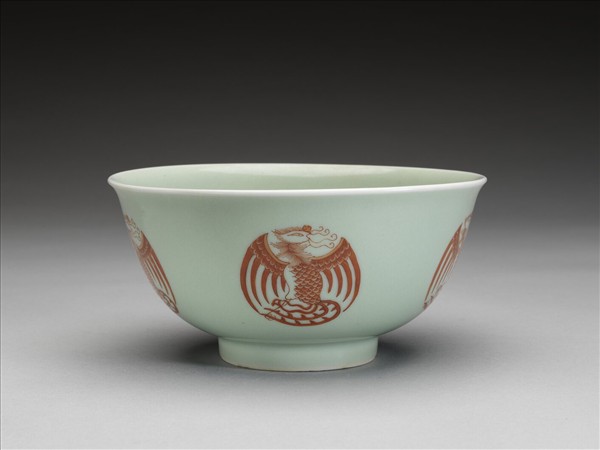 冬青釉描紅團鳳紋碗