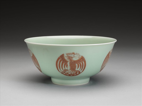 冬青釉描紅團鳳紋碗