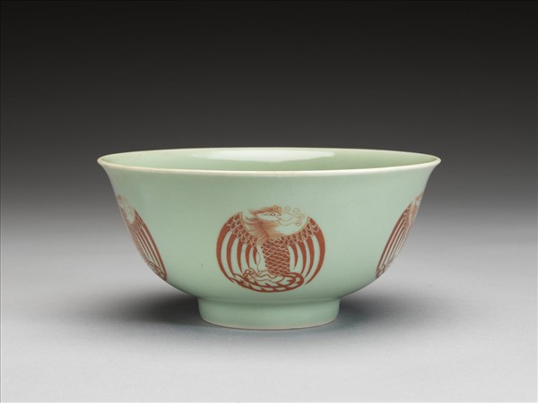 冬青釉描紅團鳳紋碗