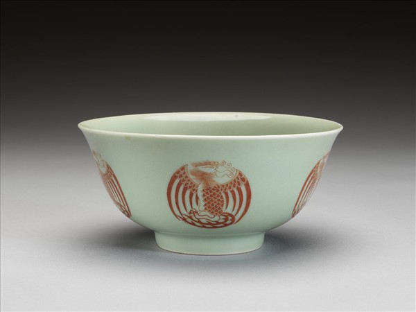 冬青釉描紅團鳳紋碗