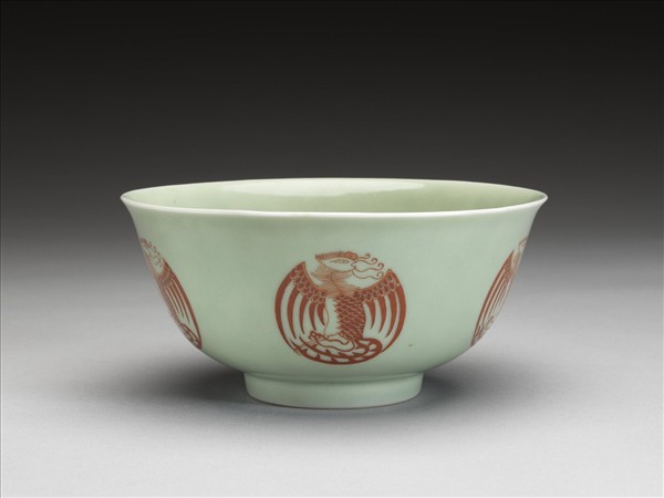 冬青釉描紅團鳳紋碗