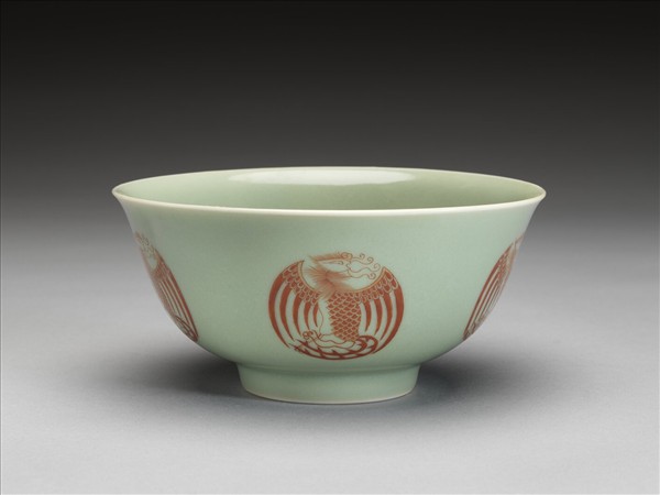 冬青釉描紅團鳳紋碗