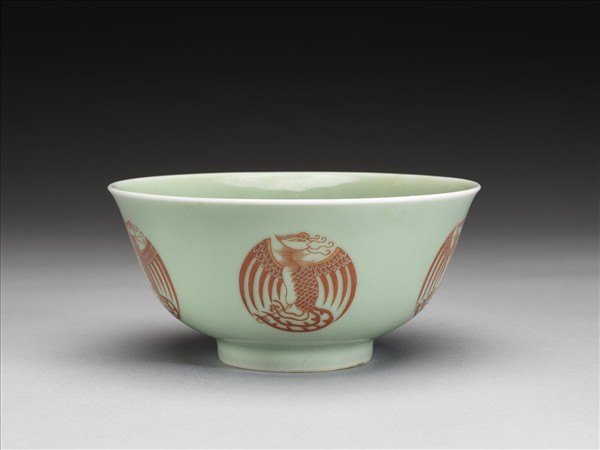 冬青釉描紅團鳳紋碗