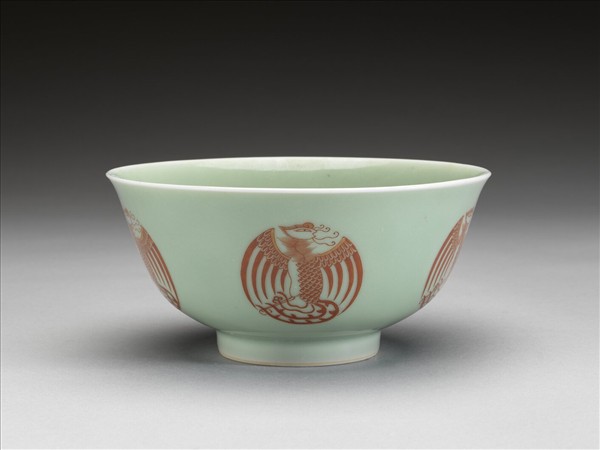 冬青釉描紅團鳳紋碗