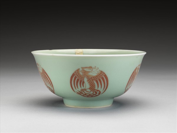 冬青釉描紅團鳳紋碗