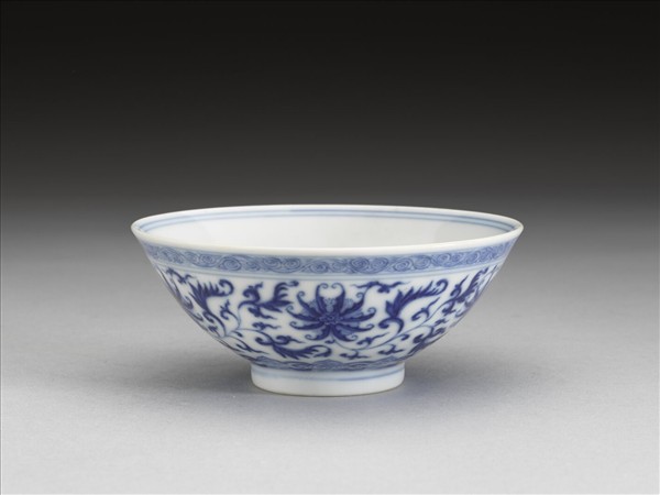 青花纏枝番蓮紋杯