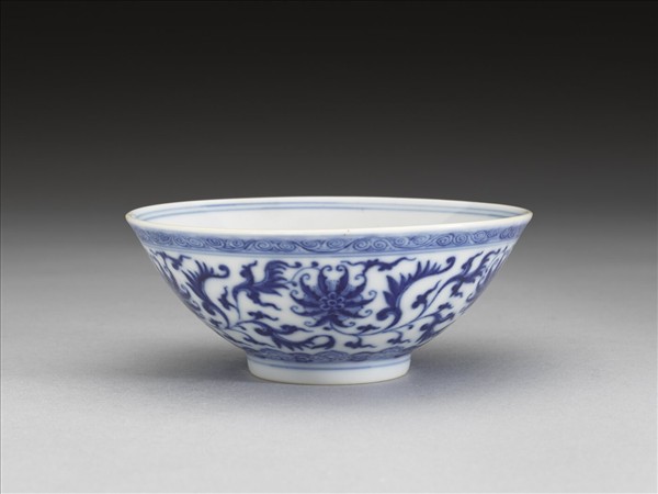 青花纏枝番蓮紋杯