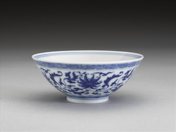 青花纏枝番蓮紋杯