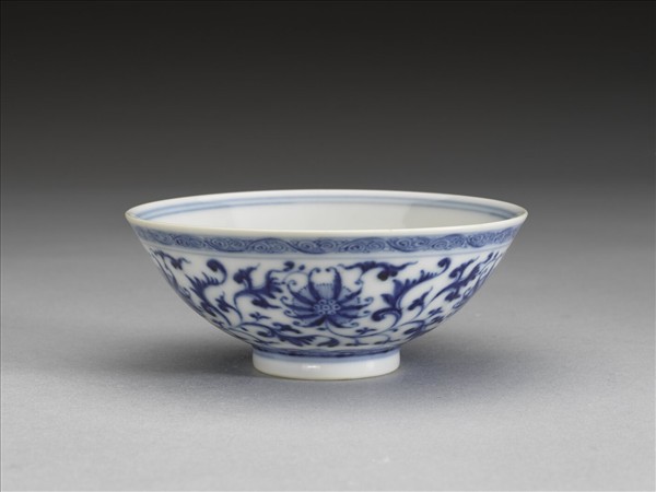 青花纏枝番蓮紋杯