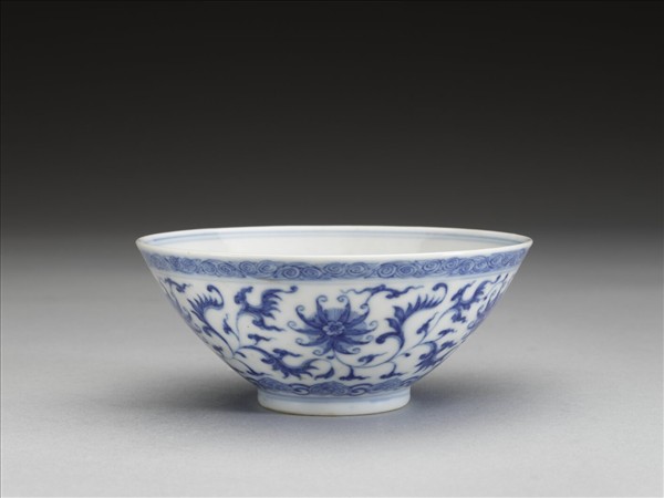 青花纏枝番蓮紋杯