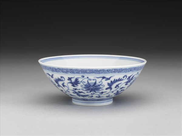 青花纏枝番蓮紋杯