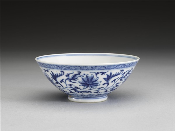 青花纏枝番蓮紋杯