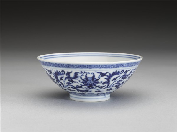 青花纏枝番蓮紋杯