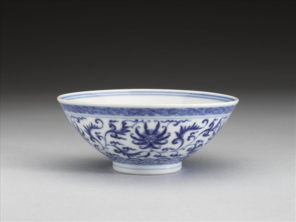 青花纏枝番蓮紋杯