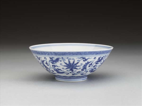 青花纏枝番蓮紋杯