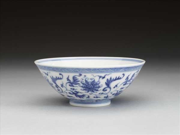 青花纏枝番蓮紋杯