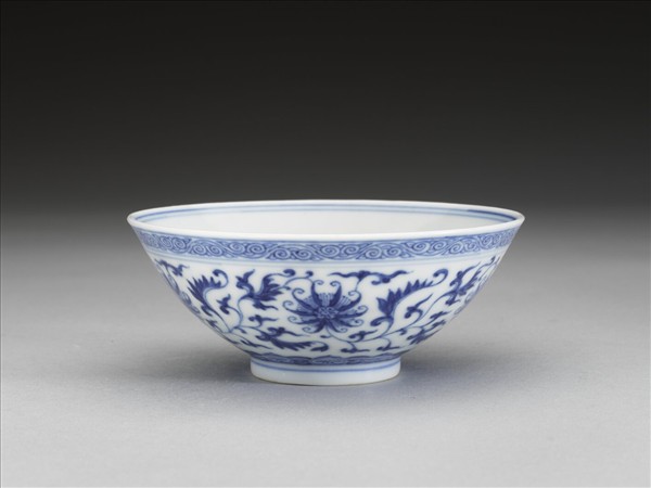 青花纏枝番蓮紋杯