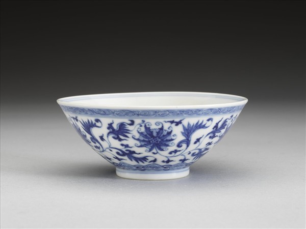 青花纏枝番蓮紋杯