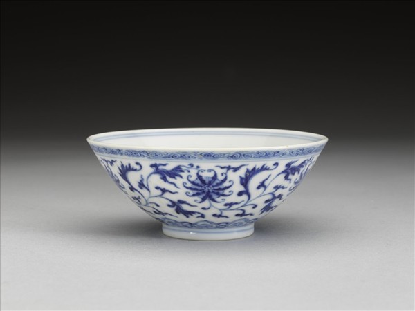 青花纏枝番蓮紋杯