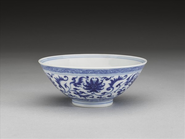 青花纏枝番蓮紋杯