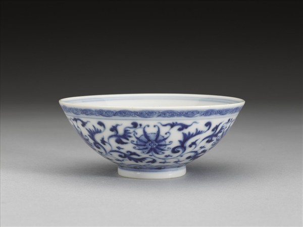 青花纏枝番蓮紋杯