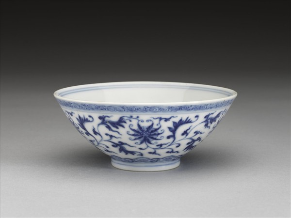 青花纏枝番蓮紋杯