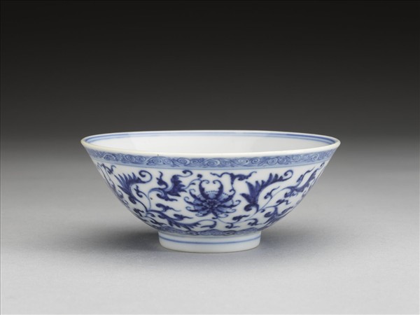 青花纏枝番蓮紋杯