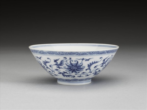 青花纏枝番蓮紋杯