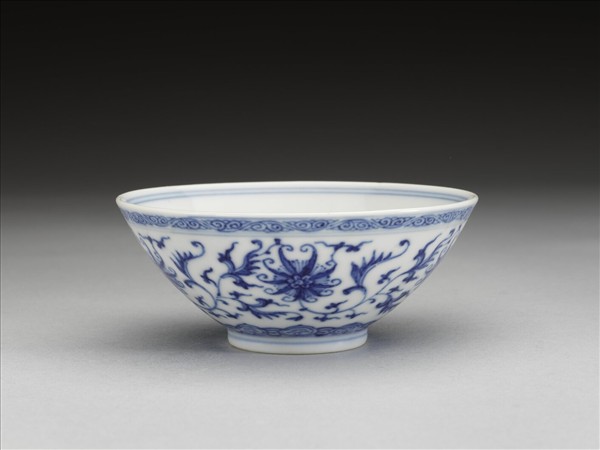 青花纏枝番蓮紋杯