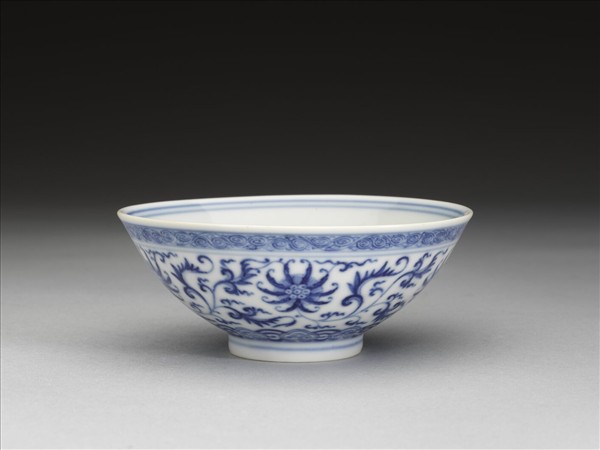 青花纏枝番蓮紋杯