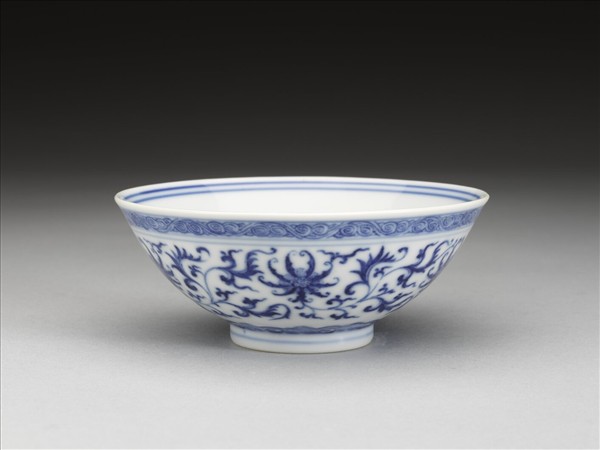 青花纏枝番蓮紋杯