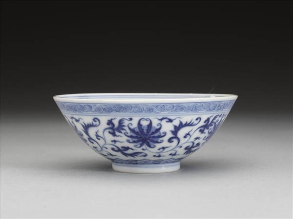 青花纏枝番蓮紋杯