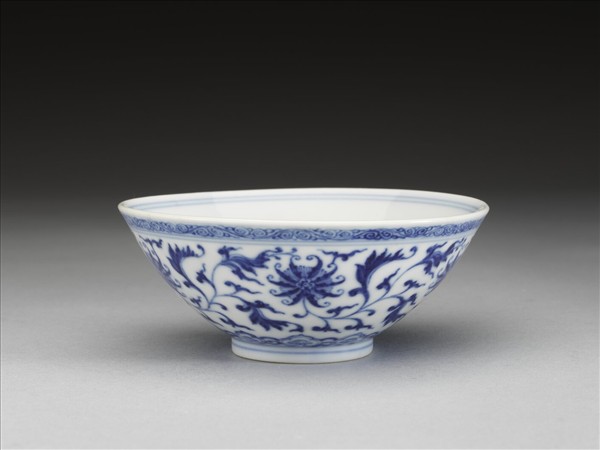 青花纏枝番蓮紋杯