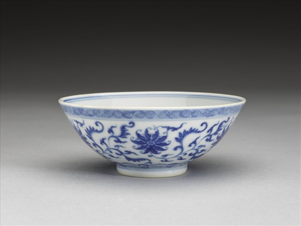 青花纏枝番蓮紋杯