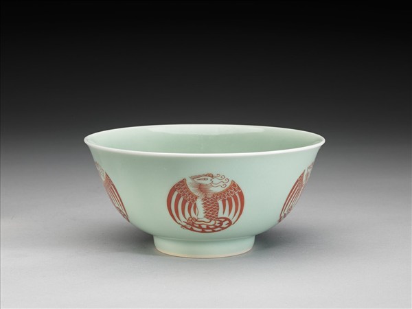 冬青釉描紅團鳳紋碗
