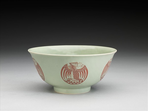 冬青釉描紅團鳳紋碗