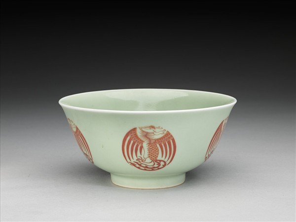 冬青釉描紅團鳳紋碗