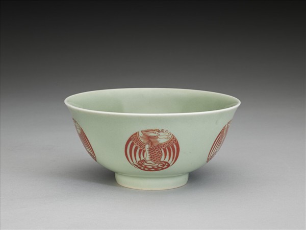 冬青釉描紅團鳳紋碗