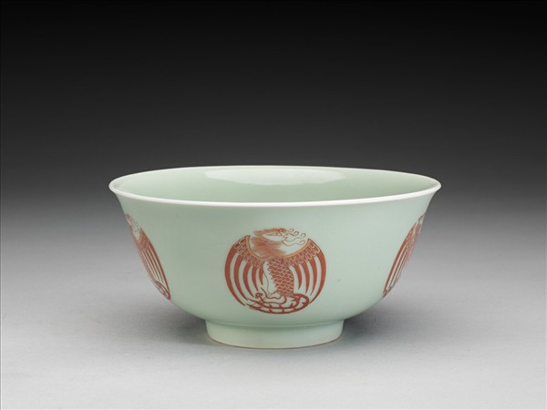 冬青釉描紅團鳳紋碗