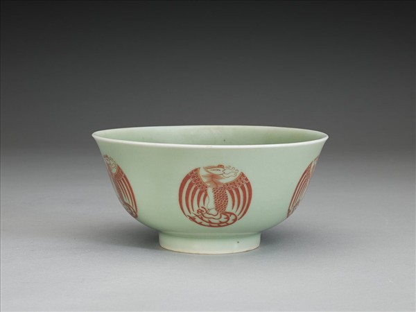 冬青釉描紅團鳳紋碗