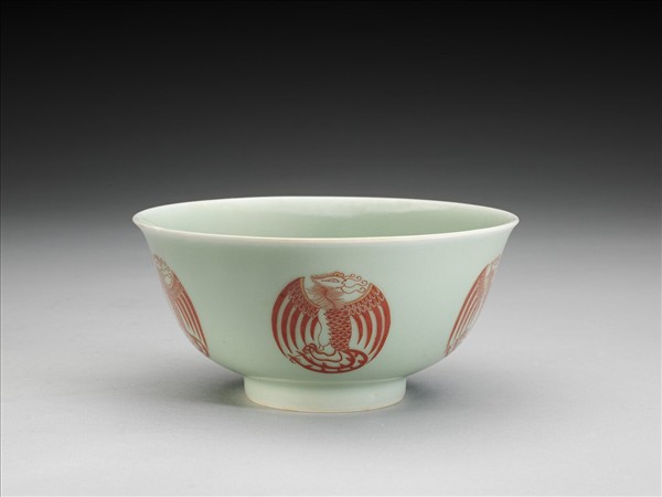 冬青釉描紅團鳳紋碗