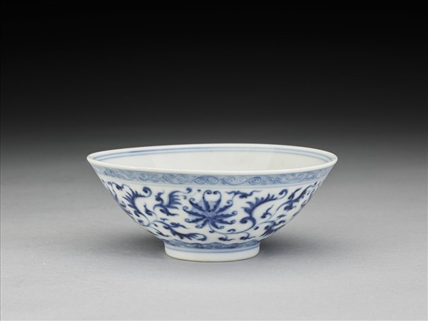 青花纏枝番蓮紋杯