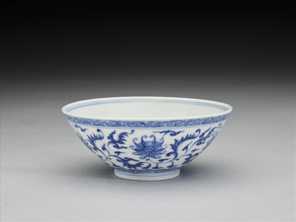 青花纏枝番蓮紋杯