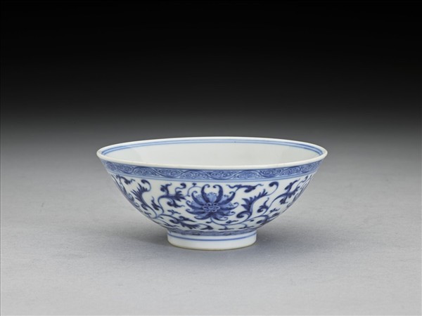 青花纏枝番蓮紋杯