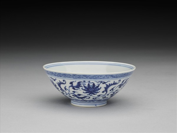 青花纏枝番蓮紋杯