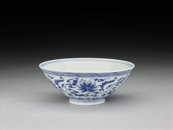 青花纏枝番蓮紋杯