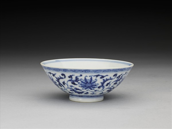 青花纏枝番蓮紋杯