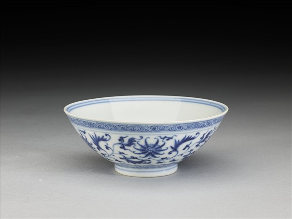 青花纏枝番蓮紋杯