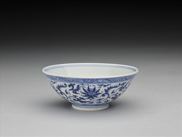 青花纏枝番蓮紋杯