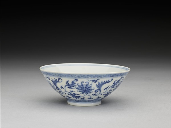 青花纏枝番蓮紋杯